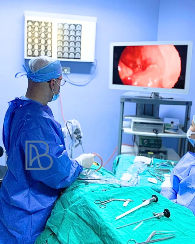 Dr Adil Benlyazid en salle opératoire réalisant une chirurgie endonasale guidée par endoscopie.