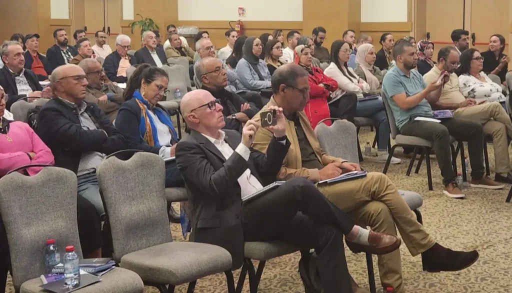 Personnes assises dans une salle de conférence, écoutant une présentation sur la tuberculose cervicale organisée par l'Amicale des ORL de Casablanca.
